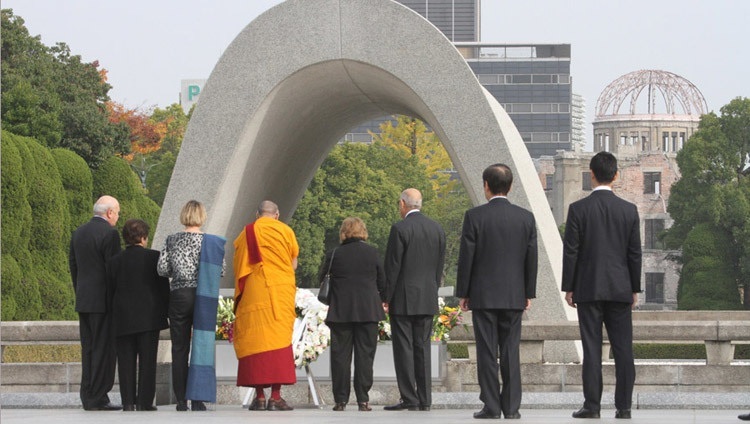 Seine Heiligkeit der Dalai Lama und weitere Nobelpreisträger erweisen am 14. November 2010 dem Friedensdenkmal in Hiroshima, Japan, ihre Ehre. Foto: Taikan Usui