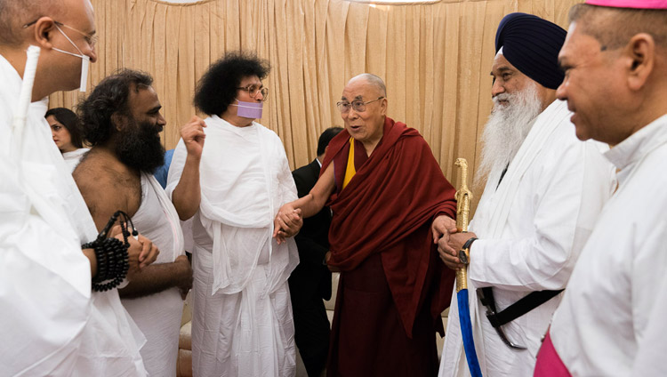 13. August 2017: Seine Heiligkeit der Dalai Lama wird von Acharya Dr. Lokesh Muni und anderen hohen Vertretern verschiedener Religionen im Stadion des National Sports Club of India in Mumbai in Empfang genommen. Foto: Tenzin Choejor/OHHDL