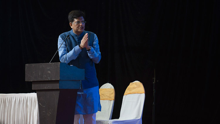 Nach seiner Rede zur Eröffnung des interreligiösen Dialogs in Mumbai am 13. August 2017 zollt der indische Energieminister Piyush Goyal Seiner Heiligkeit dem Dalai Lama Respekt. Foto: Tenzin Choejor/OHHDL