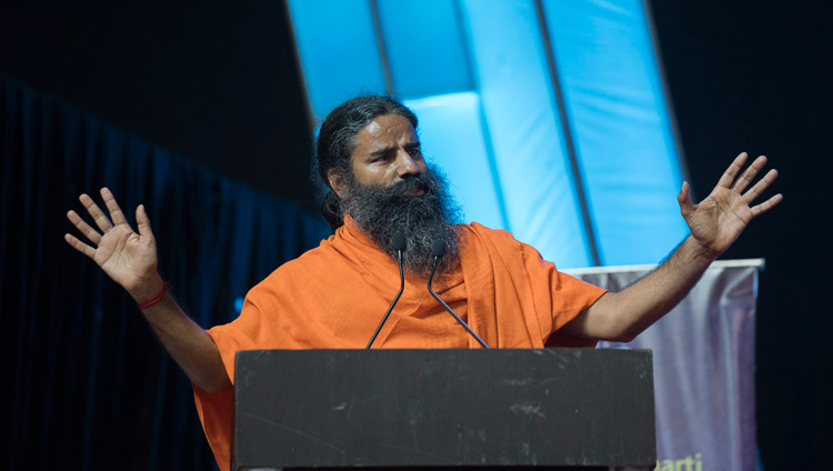 Swami Ramdev spricht auf dem interreligiösen Dialog in Mumbai am 13. August 2017. Foto: Tenzin Choejor/OHHDL