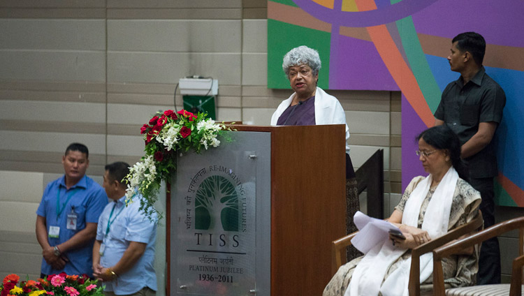  Dr. Monica Sharma spricht bei der Feier zur Aufnahme des Kurses „Säkulare Ethik für höhere Bildungseinrichtungen“ in das Studienprogramm des Tata Institute for Social Sciences in Mumbai, Indien, am 14. August 2017. Foto: Tenzin Choejor/OHHDL