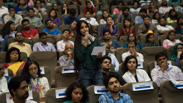 Eine Reporterin stellt eine Frage an Seine Heiligkeit den Dalai Lama bei der Eröffnung des Kurses für Säkulare Ethik des Tata Institute of Social Sciences in Mumbai, Indien, am 14. August 2017. Foto: Tenzin Choejor/OHHDL