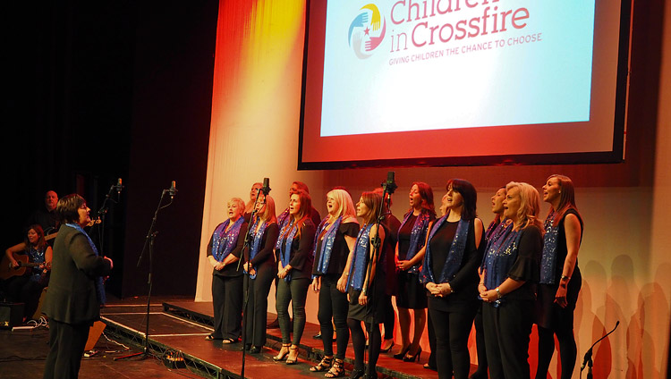 Der Chor „The Long Tower Folk“ führt ein Friedenslied auf, als Seine Heiligkeit der Dalai Lama im Millenial Forum ankommt – in Derry, Nordirland, UK, am 10. September 2017. Foto: Jeremy Russell/OHHDL