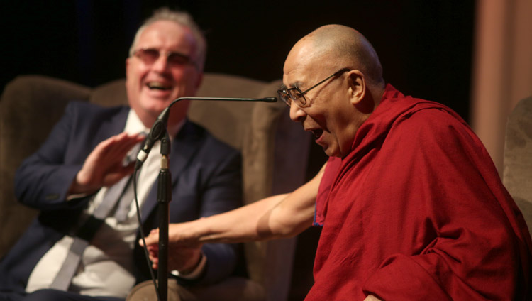 Seine Heiligkeit der Dalai Lama und Richard Moore während eines heiteren Momentes im Millennial Forum, in Derry, Nordirland, UK, am 10. September 2017. Foto: Lorcan Doherty 