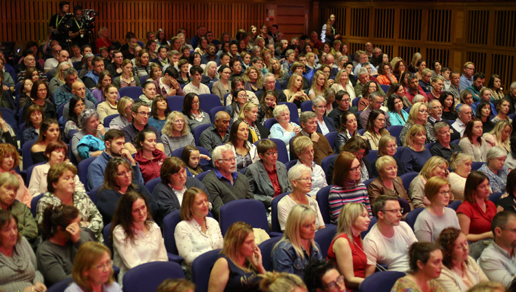 Über 1'000 Teilnehmende hören dem Vortrag von Seiner Heiligkeit dem Dalai Lama im Millennial Forum zu – in Derry, Nordirland, UK, 10. September 2017. Foto: Lorcan Doherty 