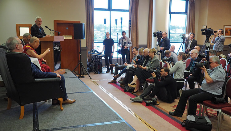 Seine Heiligkeit der Dalai Lama mit Pressevertretern in Derry, Nordirland, UK am 11. September 2017. Foto: Jeremy Russell/OHHDL