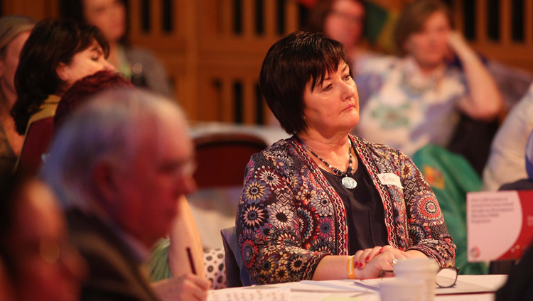 Teilnehmende der Konferenz „Die Erziehung des Herzens“, organisiert von Children in Crossfire, hören der Rede Seiner Heiligkeit dem Dalai Lama im Millennium Forum zu – in Derry, Nordirland, UK, am 11. September 2017. Foto: Lorcan Doherty