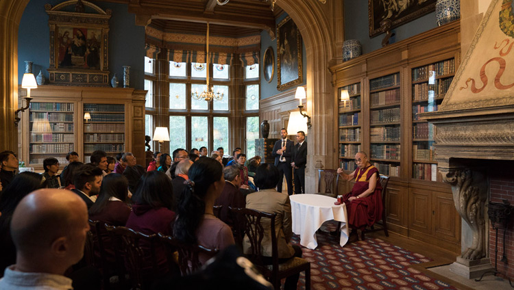 Seine Heiligkeit der Dalai Lama mit chinesischen, mongolischen und uighurischen Gelehrten, Studierenden und Geschäftsleuten in Frankfurt, Deutschland am 13. September 2017. Foto: Tenzin Choejor/OHHDL 