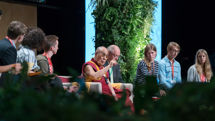 Seine Heiligkeit der Dalai Lama beantwortet Fragen von Schülern in der Jahrhunderthalle, Frankfurt, Deutschland am 13. September 2017. Foto: Tenzin Choejor/OHHDL