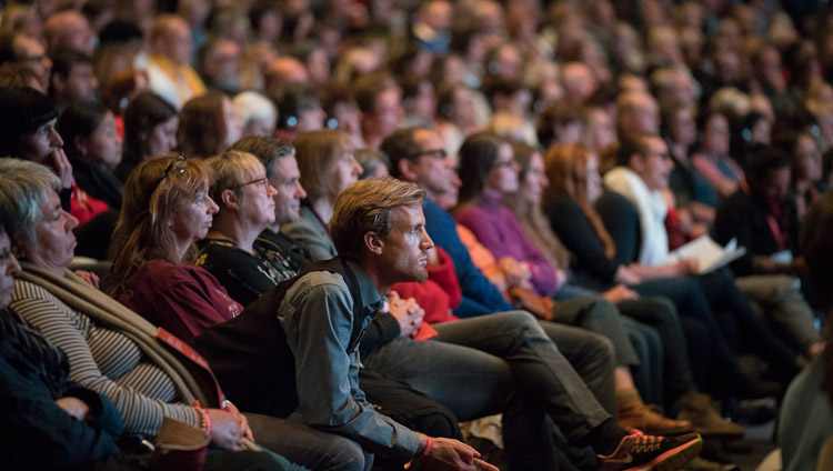 Das Publikum verfolgt die Präsentationen am Symposium “Westliche Wissenschaft und Buddhistische Perspektiven” in der Jahrhunderthalle in Frankfurt, Deutschland am 14. September 2017. Foto: Tenzin Choejor