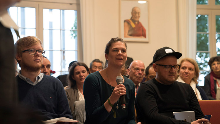 Eine Pressevertreterin stellt Seiner Heiligkeit dem Dalai Lama eine Frage während seines Besuches im Tibethaus Deutschland, in Frankfurt, Deutschland am 14. September 2017. Foto: Tenzin Choejor