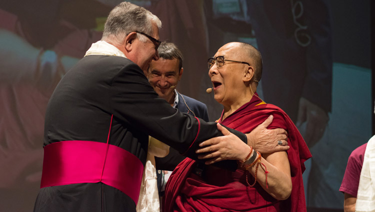 Seine Heiligkeit der Dalai Lama grüsst Giovanni Accolla, Erzbischof von Messina, zu Beginn seines Vortrages in Messina, Sizilien, Italien, am 17. September 2017. Foto: Federico Vinci/Città Metropolitana di Messina