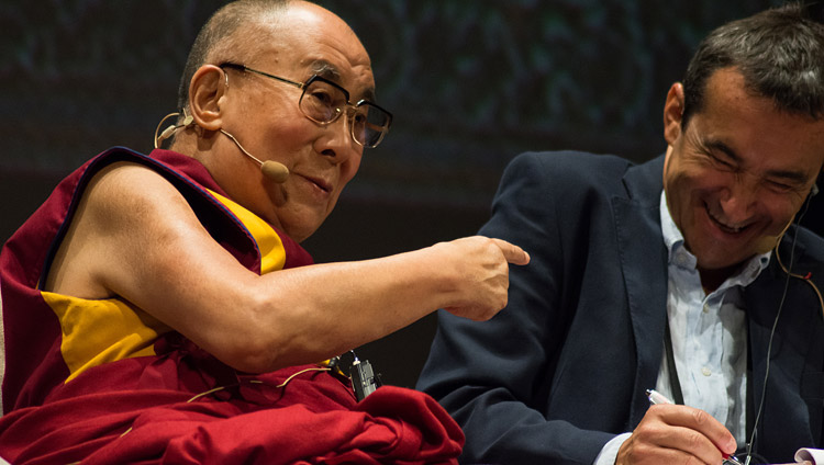 Seine Heiligkeit der Dalai Lama mit seinem Italienisch-Übersetzer Fabrizio Pallotti während des Vortrages in Messina, Sizilien, Italien, am 17. September 2017. Foto: Federico Vinci/Città Metropolitana di Messina