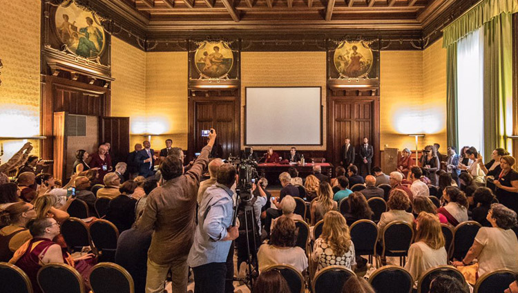 Seine Heiligkeit der Dalai Lama mit Pressevertretern in Palermo, Sizilien, Italien, am 18. September 2017. Foto: Paolo Regis