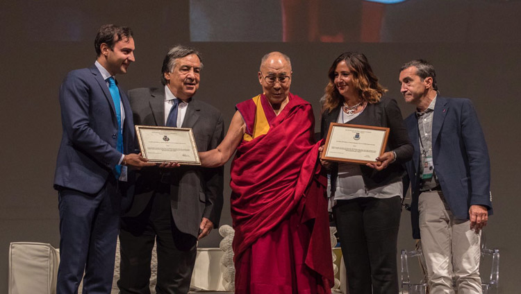 Die Bürgermeister von Isola delle Femmine und Ventimiglia di Sicilia überreichen Seiner Heiligkeit dem Dalai Lama die Ehrenbürgerschaft zu Beginn seine Vortrags in Palermo, Sizilien, Italien, am 18. September 2017. Foto: Paolo Regis