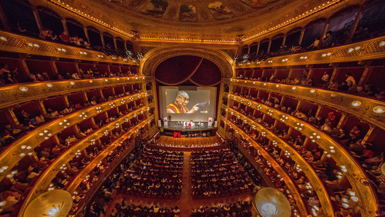 Seine Heiligkeit der Dalai Lama während des Vortrages im Massimo Theater in Palermo, Sizilien, Italien, am 18. September 2017. Foto: Paolo Regis