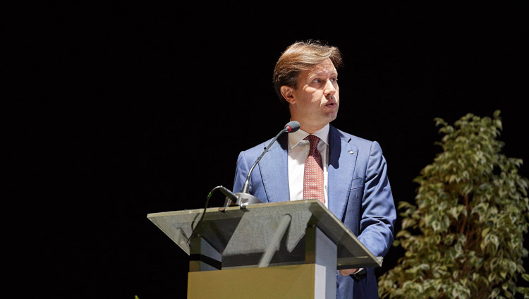 Dario Nardella, Bürgermeister von Florenz, begrüßt Seine Heiligkeit den Dalai Lama zu Beginn des interreligiösen Treffens in Florenz, Italien, am 19. September 2017. Foto: Olivier Adam