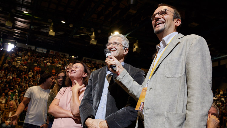 Jemand aus dem Publikum stellt Seiner Heiligkeit dem Dalai Lama während seines Vortrages eine Frage – in Florenz, Italien, am 19. September 2017. Foto: Olivier Adam