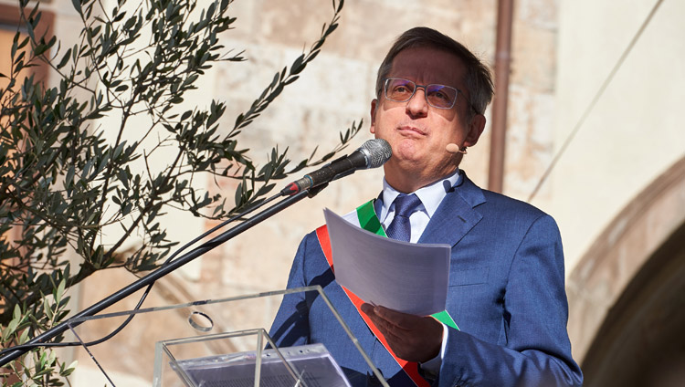 Marco Filippeschi, Bürgermeister von Pisa, begrüßt Seine Heiligkeit den Dalai Lama auf dem Piazza dei Cavalieri in Pisa, Italien, am 20. September 2017. Foto: Olivier Adam