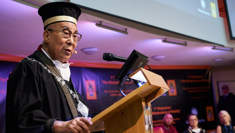 Seine Heiligkeit der Dalai Lama bei seiner Dankesrede für das Ehrendiplom von der Universität Pisa, in Pisa, Italien, am 21. September 2017. Foto: Olivier Adam