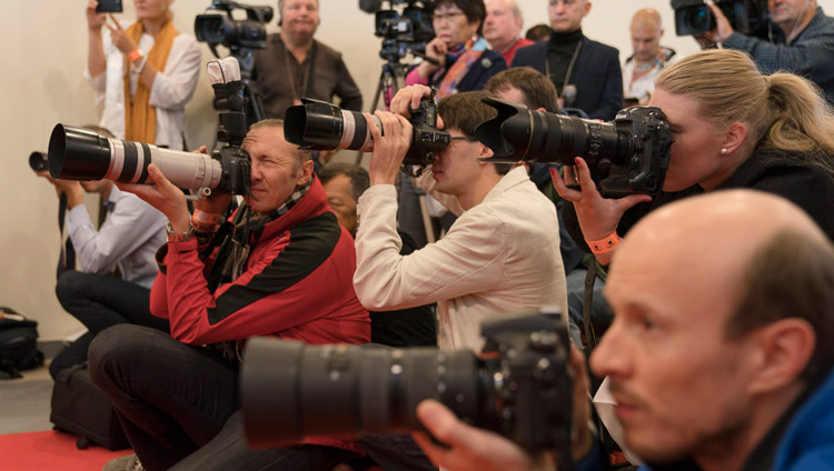 Vertreter der Presse bei ihrer Begegnung mit Seiner Heiligkeit dem Dalai Lama in Riga, Lettland, am 23. September 2017. Foto: Tenzin Choejor