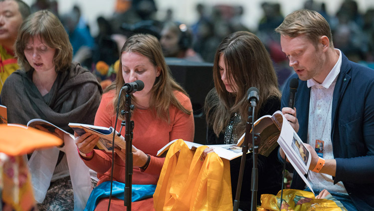 Das Herz-Sutra wird vor den Unterweisungen von Seiner Heiligkeit dem Dalai Lama vorgetragen - in Riga, Lettland, am 23. September 2017. Foto: Tenzin Choejor