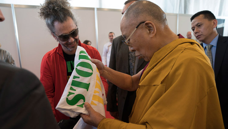 Seine Heiligkeit der Dalai Lama mit dem lettischen Sänger Horens Stalbe in Riga, Lettland, am 24. September 2017. Foto: Tenzin Choejor