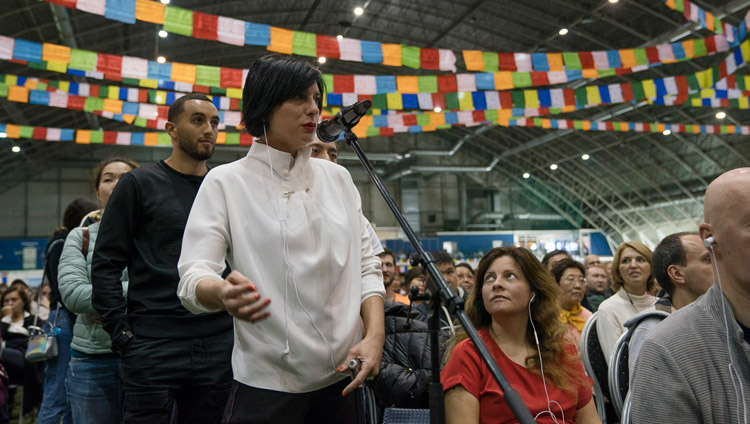 Jemand aus dem Publikum stellt Seiner Heiligkeit dem Dalai Lama während des öffentlichen Dialogs eine Frage – in Riga, Lettland, am 25. September 2017. Foto: Tenzin Choejor