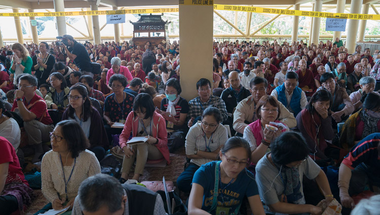 Einige der über 6000 Teilnehmenden während den Unterweisungen Seiner Heiligkeit des Dalai Lama für Buddhisten aus Taiwan im Tsuglagkhang in Dharamsala, HP, Indien, am 5. Oktobe 2017. Foto: Tenzin Choejor