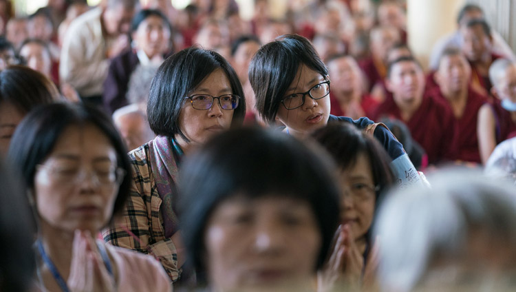 Einige der mehr als 1300 taiwanesischen Buddhisten während des letzten Tages der Unterweisungen von Seiner Heiligkeit des Dalai Lama im Tsuglagkhang in Dharamsala, HP, Indien, am 6. Oktober 2017. Foto: Tenzin Choejor