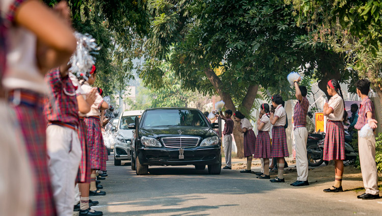 Schüler säumen den Weg, um Seine Heiligkeit den Dalai Lama bei seiner Ankunft an der CJ DAV Public School in Meerut, UP, Indien am 16. Oktober 2017 zu begrüßen. Foto: Tenzin Choejor