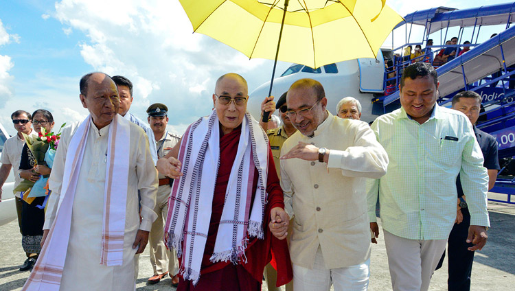 Der Vorsitzende der Legislativversammlung, Y. Khemchand Singh und Ministerpräsident N. Biren Singh von Manipur begleiten Seine Heiligkeit den Dalai Lama bei der Ankunft in Imphal, Manipur, Indien, am 17. Oktober 2017. Foto: Lobsang Tsering