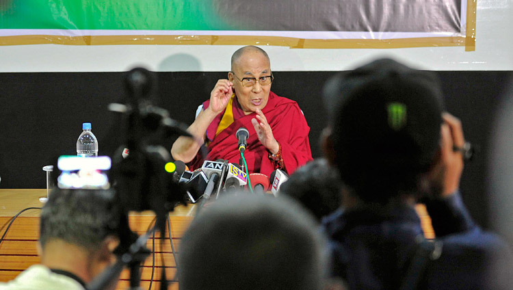 Seine Heiligkeit der Dalai Lama trifft sich mit Vertretern der Medien in Imphal, Manipur, Indien am 18. Oktober 2017. Foto: Lobsang Tsering