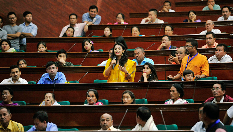 Jemand aus dem Publikum stellt Seiner Heiligkeit dem Dalai Lama während des Vortrages über Frieden und Harmonie im City Convention Center eine Frage – in Imphal, Manipur, Indien am 18. Oktober 2017. Foto: Lobsang Tsering