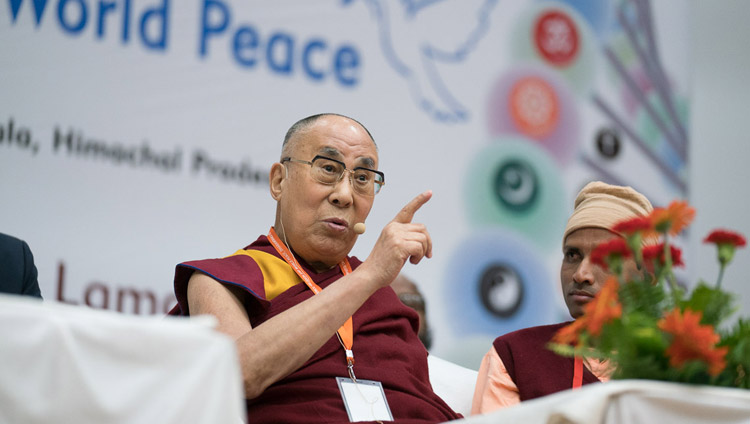 Seine Heiligkeit der Dalai Lama spricht auf der Konferenz über Wissenschaft, Spiritualität und Weltfrieden am Government Degree College in Dharamsala, HP, Indien, am 4. November 2017. Foto: Tenzin Choejor