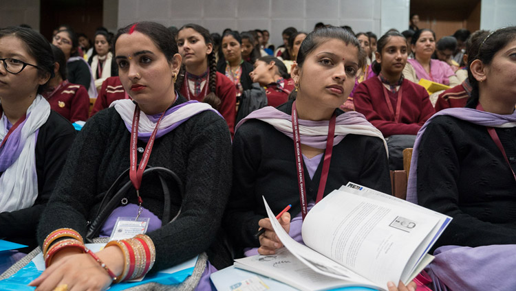 Das Publikum verfolgt die Rede Seiner Heiligkeit des Dalai Lama auf der Konferenz über Wissenschaft, Spiritualität & Weltfrieden am Government Degree College in Dharamsala, HP, Indien am 4. November 2017. Foto: Tenzin Choejor