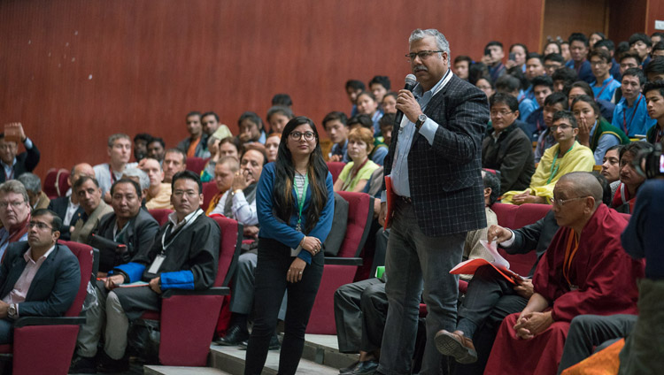 Jemand aus dem Publikum stellt Seiner Heiligkeit dem Dalai Lama eine Frage während der Eröffnungssitzung der Konferenz über Wissenschaft, Spiritualität und Weltfrieden in Dharamsala, HP, Indien am 4. November 2017. Foto: Tenzin Choejor