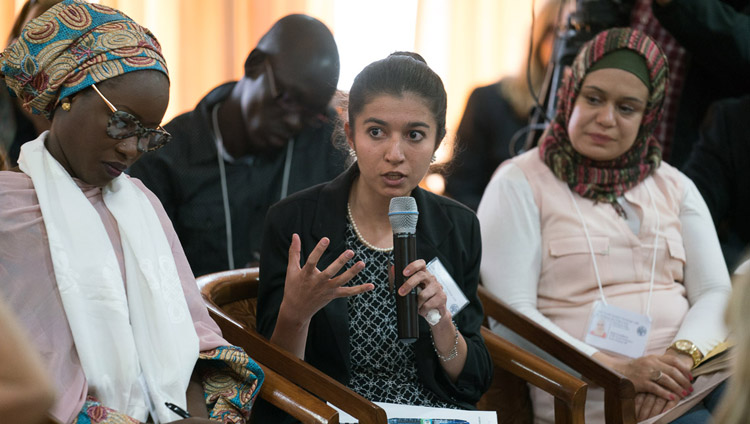 Lourd Hanna aus dem Irak präsentiert ihre Arbeit während des Dialogs mit Seiner Heiligkeit dem Dalai Lama in seiner Residenz in Dharamsala, HP, Indien, am 6. November 2017. Foto: Tenzin Choejor