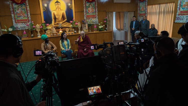 Seine Heiligkeit der Dalai Lama, die USIP Vertreter Aluel Atem aus dem Südsudan und Paula Porras aus Kolumbien, die an einer Sendung von 'The Stream', einer TV-Show auf Al Jazeera English online teilnahmen - in seiner Residenz in Dharamsala, HP, Indien, am 7. November 2017. Foto: Tenzin Choejor