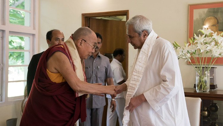 Seine Heiligkeit der Dalai Lama und Naveen Patnaik, Ministerpräsident von Odisha, begrüssen sich vor dem Wohnsitz des Ministerpräsidenten, in Bhubaneswar, Odisha, Indien am 20. November 2017. Foto: Tenzin Choejor