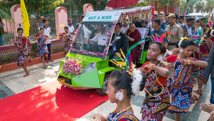 Schüler, die am Straßenrand tanzen, während Seine Heiligkeit der Dalai Lama seinen Weg auf die Bühne der KISS Universität zur Verleihung des KISS Humanitarian Award geht - in Bhubaneswar, Odisha, Indien am 21. November 2017. Foto: Tenzin Choejor