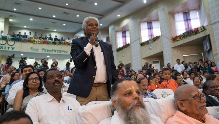 Jemand aus dem Publikum stellt Seiner Heiligkeit dem Dalai Lama eine Frage – an der KIIT-Universität in Bhubaneswar, Odisha, Indien am 21. November 2017. Foto: Tenzin Choejor