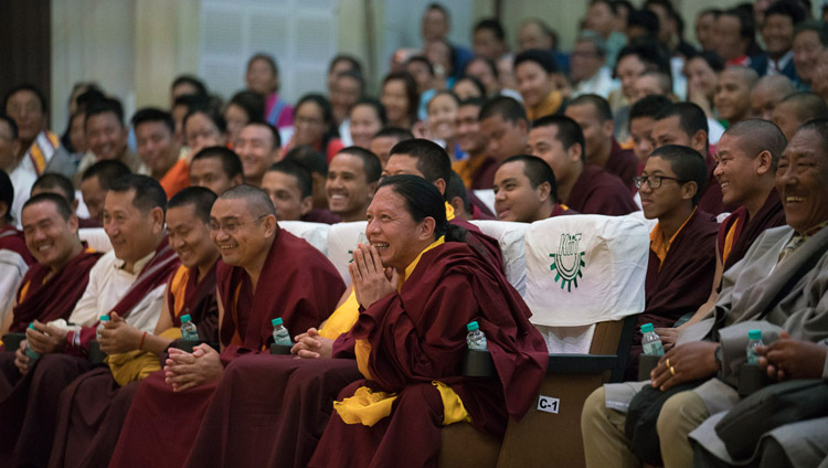 Angehörige der tibetischen Gemeinschaft aus der Phuntsokling-Siedlung in Chandragiri verfolgen die Rede Seiner Heiligkeit des Dalai Lama im KIIT-Auditorium in Bhubaneswar, Odisha, Indien am 21. November 2017. Foto: Tenzin Choejor