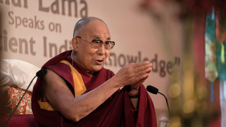 Seine Heiligkeit der Dalai Lama spricht vor Mitglieder der Indischen Wirtschaftskammer (ICC) in Kolkata, Indien am 23. November 2017. Foto: Tenzin Choejor