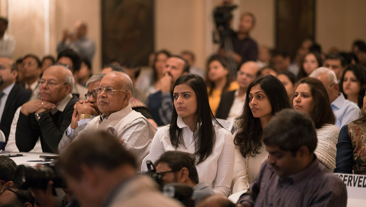 Mitglieder der Indischen Wirtschaftskammer (ICC) verfolgen die Rede Seiner Heiligkeit des Dalai Lama in Kolkata, Indien am 23. November 2017. Foto: Tenzin Choejor