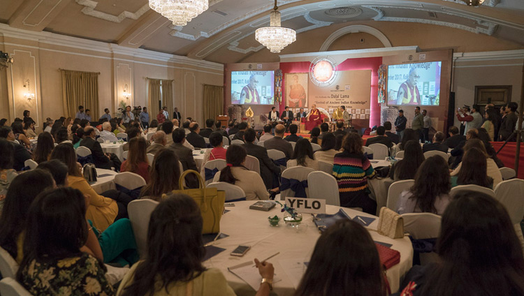 Jemand aus dem Publikum stellt Seiner Heiligkeit dem Dalai Lama eine Frage in Kolkata, Indien, am 23. November 2017. Foto: Tenzin Choejor