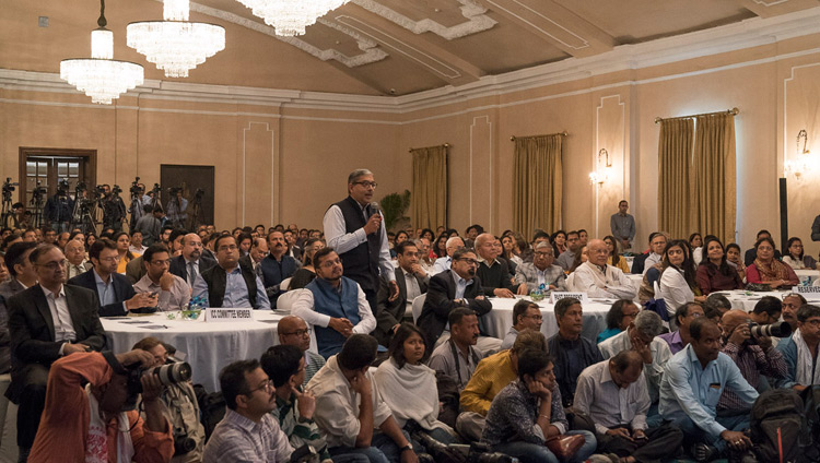 Seine Heiligkeit der Dalai Lama spricht vor rund 250 Mitgliedern der Indischen Wirtschaftskammer (ICC) in Kolkata, Indien am 23. November 2017. Foto: Tenzin Choejor