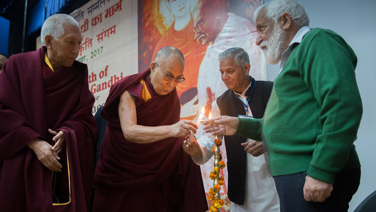 Seine Heiligkeit der Dalai Lama zündet gemeinsam mit anderen Gästen eine Lampe an, um die Konferenz für den Weltfrieden zu eröffnen - am Government College in Dharamsala, HP, Indien am 2. Dezember 2017. Foto: Lobsang Tsering