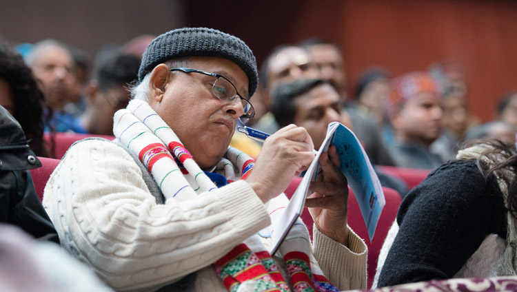 Ein Teilnehmer macht sich Notizen während der Konferenz für den Weltfrieden am Government College in Dharamsala, HP, Indien am 2. Dezember 2017. Foto: Lobsang Tsering