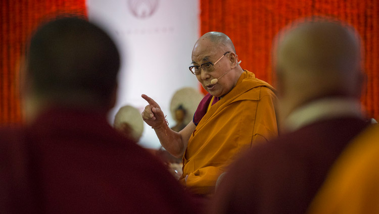 Seine Heiligkeit der Dalai Lama während den Unterweisungen auf dem Somaiya Campus in Mumbai, Indien, am 8. Dezember 2017. Foto: Lobsang Tsering